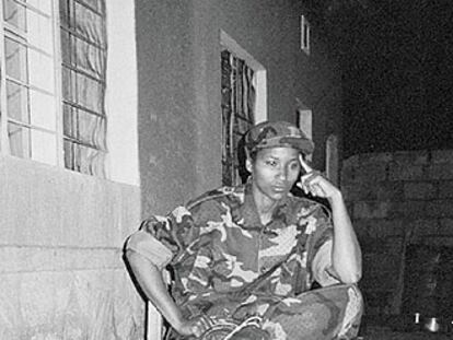 China Keitetsi, a los 18 años, en uniforme de campaña en Kampala