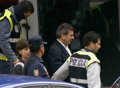 El jefe superior de la Policía Local de Coslada, Ginés Jiménez, sale de las oficinas centrales de la Policía local, tras haber sido detenido.
