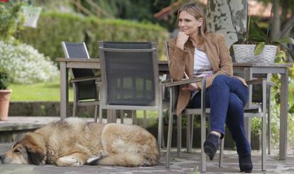 Ainhoa Arteta, en la terraza de su casa en el monte Ulia, en San Sebastián.