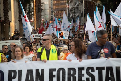 Decenas de personas asisten a una concentración contra la política forestal del PP en Galicia, convocada por Por un Monte Galego con Futuro, a 21 de agosto de 2025, en Vigo.