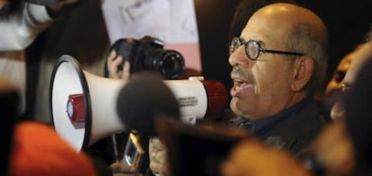 El premio Nobel de la Paz, Al Baradei, se dirige a los asistentes a la marcha