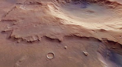 Esta espectacular perspectiva, captada por la sonda Mars Express de la ESA, muestra un llamativo cráter de impacto situado en una región al sudoeste de Mare Serpentis (‘el mar de las serpientes’), una oscura planicie en el corazón de Noachis Terra (‘la tierra de Noé’).