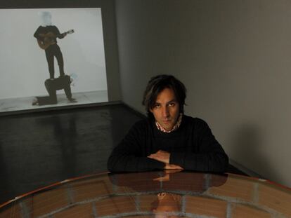 El artista chileno Iván Navarro, en su exposición <i>Tener dolor en el cuerpo de otro. </i>