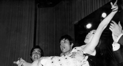 Massiel en los brazos de Cliff Richard tras ganar el Festival de Eurovisión en el 68 con 'La, la, la'.