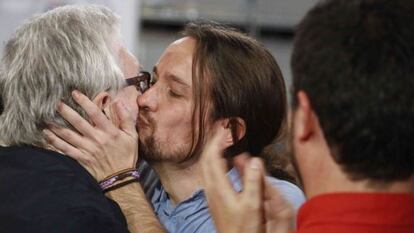 Manuel Monereo (izquierda) y Pablo Iglesias se saludan en un mitin de Podemos la pasada campaña electoral.