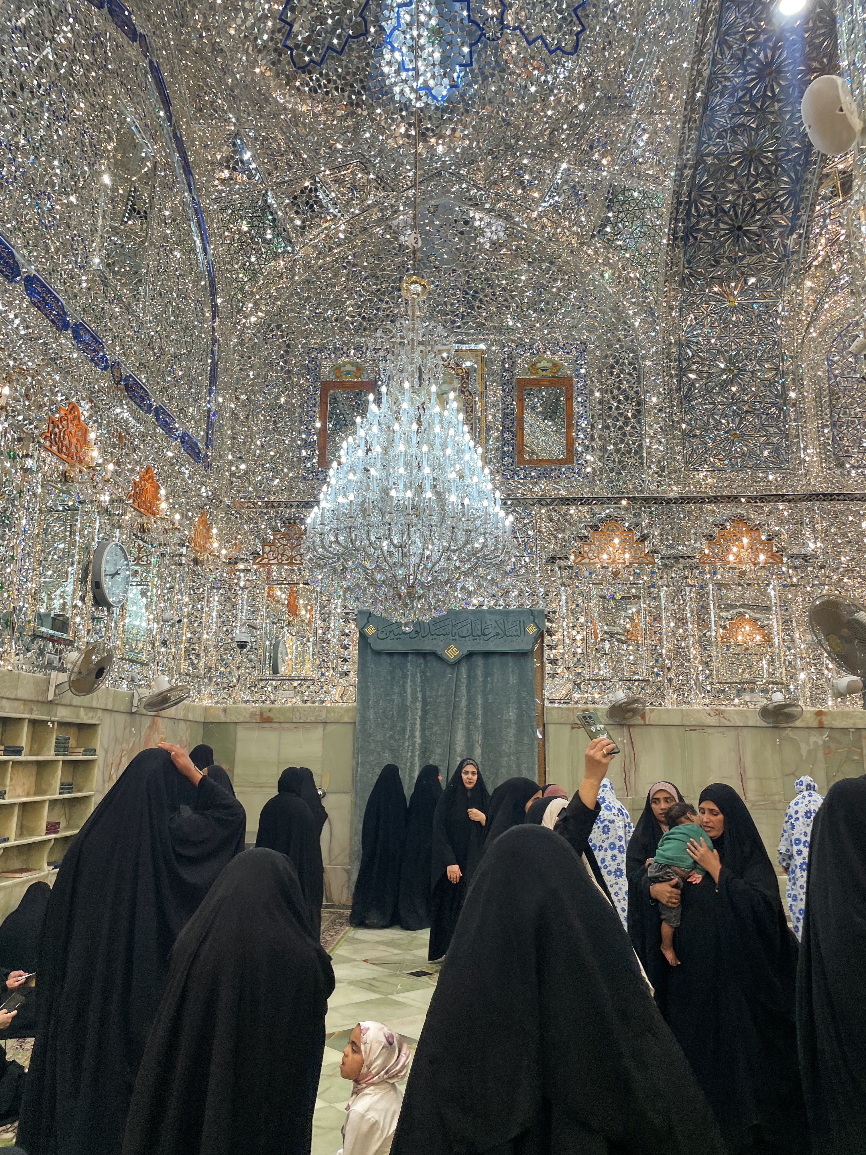 Peregrinas chiíes acuden a rezar ante la tumba de Husein en la ciudad santa iraquí de Kerbala, al sur de Bagdad, el 27 de marzo.
