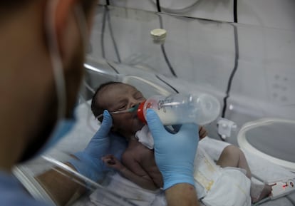 Una enfermera alimenta a un bebé prematuro en la localidad siria de Idlib, en febrero de 2020