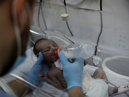 Una enfermera alimenta a un bebé prematuro en la localidad siria de Idlib, en febrero de 2020