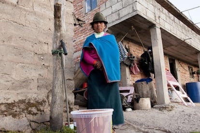 Natividad Anasiche recibe su filtro de agua y lo prueba para aprender a usarlo. Natividad y su marido, Manuel, lo usarán para beber agua limpia y evitar los dolores de estómago que sufren frecuentemente.