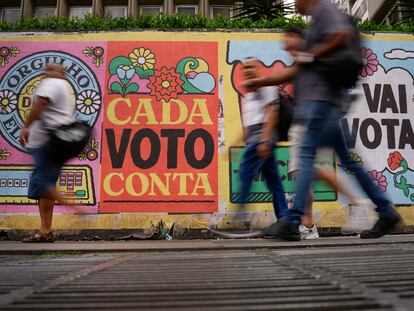 Mural en una calle de São Paulo que llama a votar en las elecciones presidenciales de este domingo.