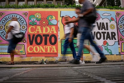 Mural en una calle de São Paulo que llama a votar en las elecciones presidenciales de este domingo.