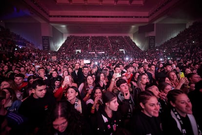El público, entregado durante el concierto del jueves de Dellafuente en el Palacio de los Deportes de Granada.