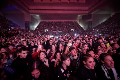 El público, entregado durante el concierto del jueves de Dellafuente en el Palacio de los Deportes de Granada. 