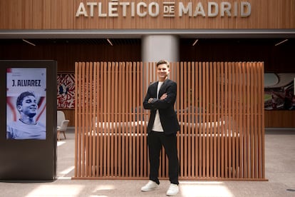 El delantero argentino Julián Álvarez, procedente del Manchester City durante la presentación con su nuevo equipo, este lunes en el Civitas Metropolitano.