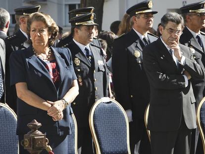 Rita Barberá, alcaldesa de Valencia junto al presidente del TSJ, Juan Luis de La Rua, en el día de la patrona de la Guardia Civil
