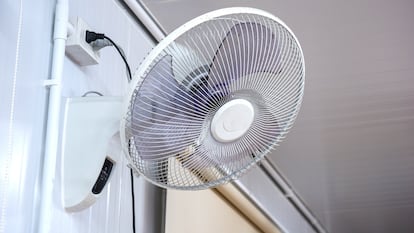 Ventiladores de pared fáciles de instalar, con mando a distancia y oscilación automática para disfrutar de frescura en el hogar durante el verano.