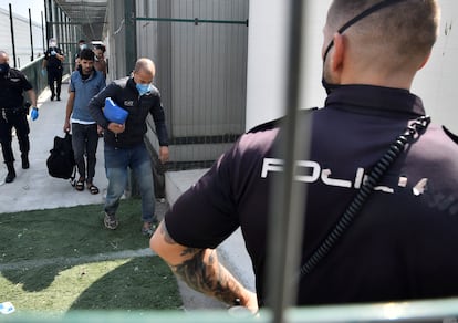 Agentes de la Policía Nacional esperan para trasladar a migrantes en Almería, el pasado miércoles.