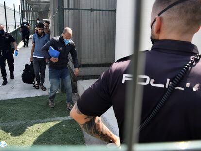 Agentes de la Policía Nacional esperan para trasladar a migrantes en Almería, el pasado miércoles.