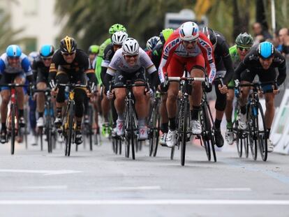 Kristoff, de rojo, se impone en la meta de San Remo.