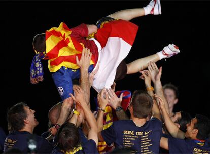 Varios jugadores mantean a Iniesta en la fiesta en el Camp Nou.