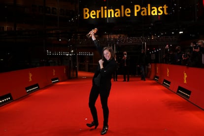 Carla Simón celebra el Oso de Oro obtenido en Berlín por 'Alcarràs', el 16 de febrero de 2022. 