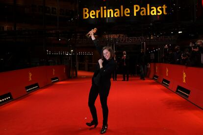 La directora de cine Carla Simón posa con el Oso de Oro de la Berlinale, el miércoles.