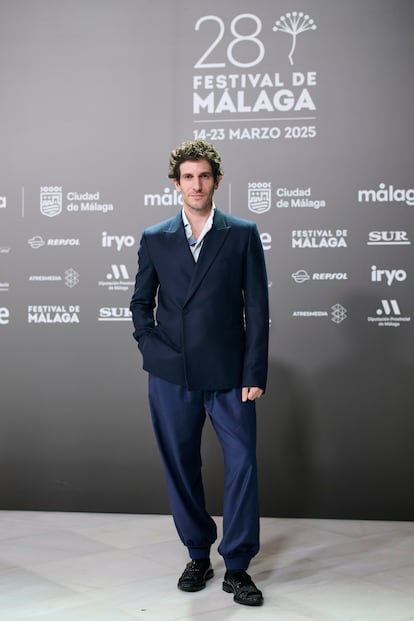 Quim Gutiérrez también ha acudido al festival. Eligió un conjunto azul 'oversized' de Dior.