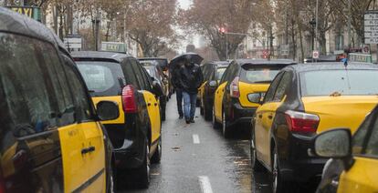 Huelga de taxistas en Barcelona contra las VTC en 2019.