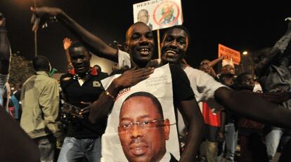 Los opositores a Wade celebran en las calles los resultados.