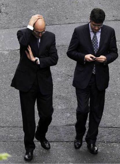 Rodolfo Ares y Patxi López, camino del lugar del atentado.