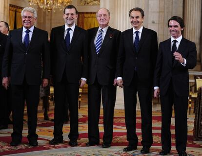 El rey Juan Carlos posa con los cuatro últimos presidentes de la democracia: el actual jefe de Gobierno, Mariano Rajoy, y sus antecesores José Luis Rodríguez Zapatero, José María Aznar y Felipe González. Solo ha faltado en la histórica fotografía Adolfo Suárez, enfermo hace años.