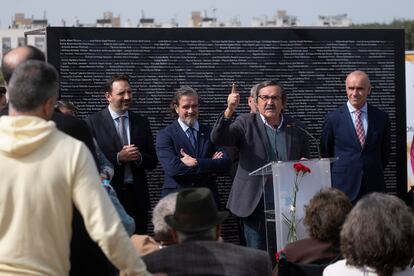 Miguel Guerrero, portavoz de los familiares durante el acto oficial del cierre de la Fosa Pico Reja en el cementerio de San Fernando de Sevilla.
