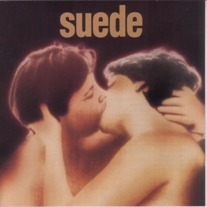 La banda de Brett Anderson recuperó el viejo truco de la androginia en la portada de su primer LP, y a pesar de que se publicó en plena década de los noventa, dio que hablar. En el advenimiento del 'britpop', Suede se desmarcó de sus futuros compañeros de generación apostando por una vía más transgresora que los demás. El propósito de esta fotografía, inspirada en un libro de fotografías lésbicas, era jugar a la confusión de sexos, y visto el resultado se puede decir que cumplió su labor.