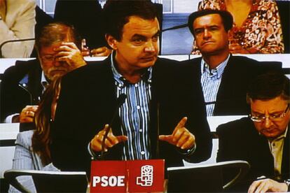 Zapatero, durante su intervención en el  el Comité Federal socialista, transmitida a través de monitores instalados en la sede del PSOE.