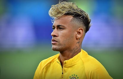 Neymar chamou atenção pelo penteado na estreia do Brasil contra a Suíça.