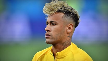 Neymar chamou atenção pelo penteado na estreia do Brasil contra a Suíça.