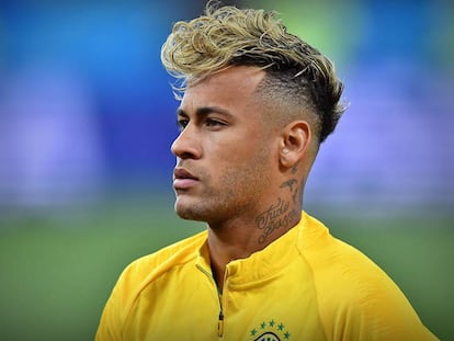 Neymar chamou atenção pelo penteado na estreia do Brasil contra a Suíça.