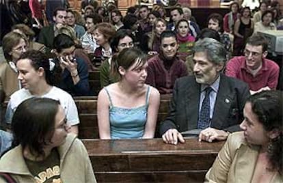 Edward W. Said, a la derecha, rodeado de alumnos ayer en la Universidad de Oviedo.