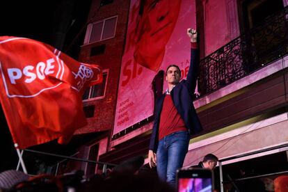 Sánchez celebrating outside PSOE headquarters on election night.