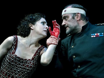 Adriana Ozores y Francesc Orella, en una escena de <i>MacbethLadyMacbeth.</i>