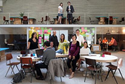 Pablo Gavilán (29 años) y Aida Santos (26 años), de Entrelectores, en el segundo piso del Hub Madrid. Abajo, varios emprendedores jóvenes, como Soledad Pons (31 años, a la izquierda) y Marina Roveta (30, en el centro, de amarillo).