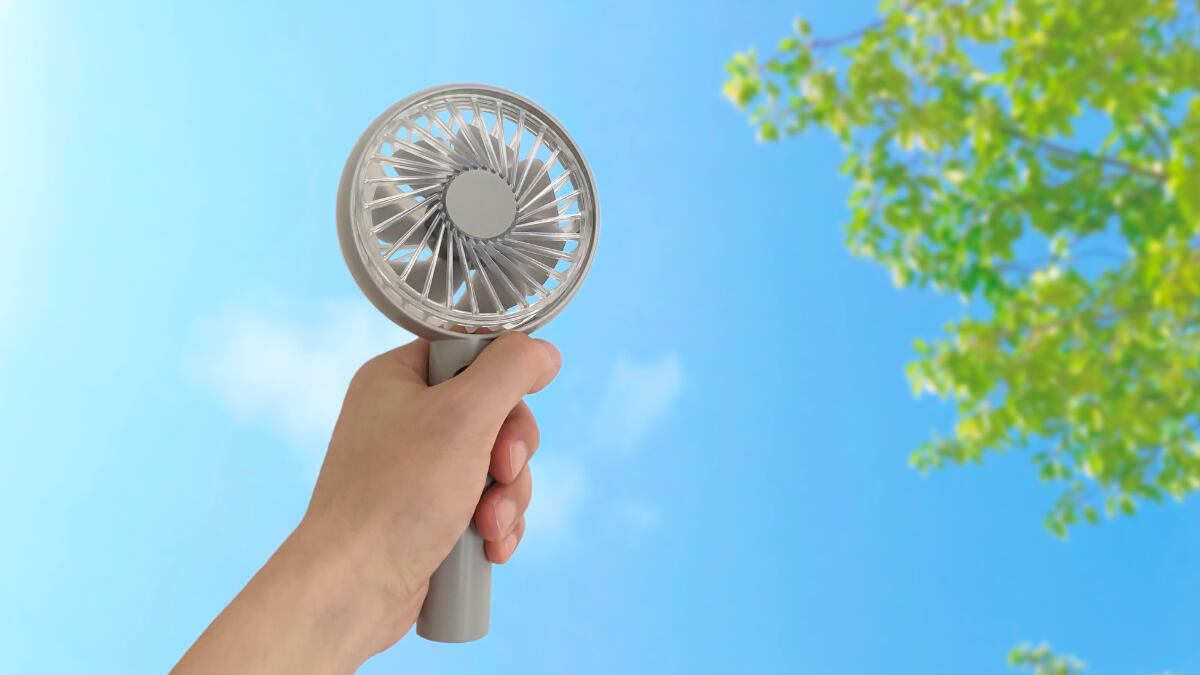 Adiós a los sudores: este ventilador portátil tiene base, se puede colgar en el cuello y no pesa nada