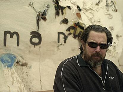 El artista norteamericano Julian Schnabel, en su exposición de Francfort, ante la pintura titulada &#39;Ozymandias&#39; (1990).