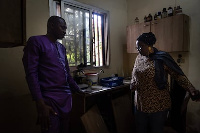 Yamoussa Bangoura, responsable de psicoterapia, y la doctora Marie Koumbassa, directora, en el laboratorio del centro Sajed de atención a las drogodependencias de Conakry.
