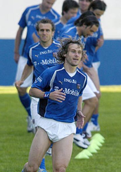 Nedved, seguido de Poborsky, en el entrenamiento de ayer de la República Checa.