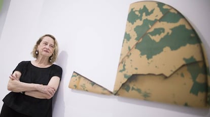 La artista Anna Bella Geiger posa junto a su obra 'A parte-Geometría brasileira'