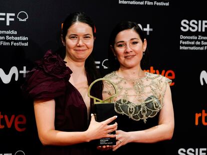 La cineasta Alina Grigore y la productora Gabi Suciu posan con la Concha de Oro tras la entrega de premios.
