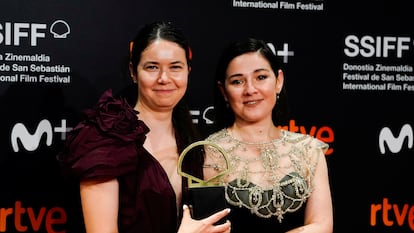 La cineasta Alina Grigore y la productora Gabi Suciu posan con la Concha de Oro tras la entrega de premios.