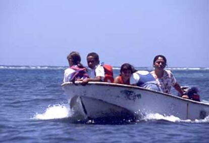 Niños en dirección a la escuela del pueblecito de Oak Ridge, en la isla de Roatán, una de las Islas de la Bahía, en la costa atlántica de Honduras.