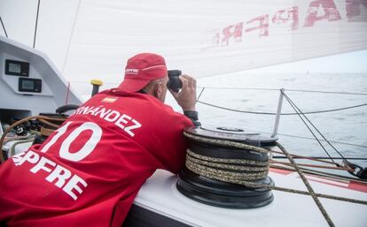 Xabi Fernández observa a través de unos prismáticos.